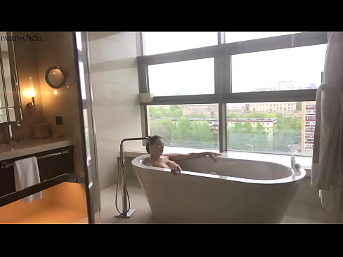 ❤️ Une énorme nana se branlant passionnément la chatte dans la salle de bains ❤️❌ Vidéo de porno at us ❌️