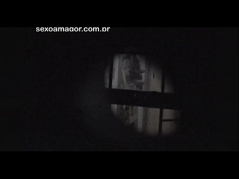 ❤️ Blondie se fait secrètement filmer par un voyeur du quartier caché derrière des briques creuses. ❤️❌ Vidéo de porno at us ❌️