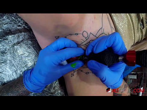 ❤️ Sully Savage, une chaudasse extrêmement tatouée, s'est fait tatouer le clitoris. ❤️❌ Vidéo de porno at us ❌️