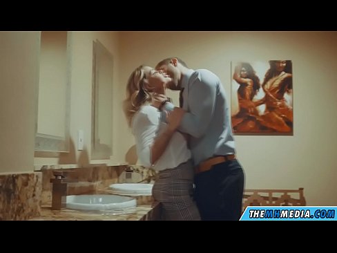 ❤️ Quand une blonde plantureuse vous séduit dans des toilettes publiques. ❤️❌ Vidéo de porno at us ❌️